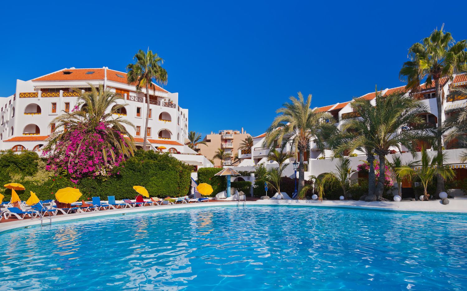 Kanarski otoci - resort-hotels-tenerife-beach-by-violin-can-stock-photo